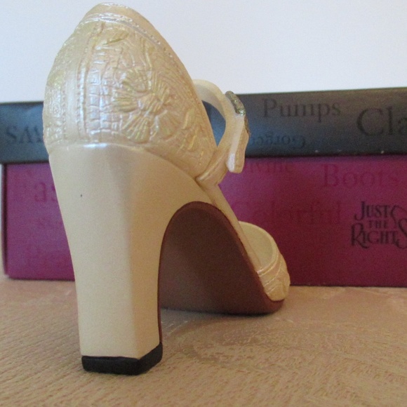 Just The Right Shoe by Raine "Shower of Flowers" - Picture 4 of 10